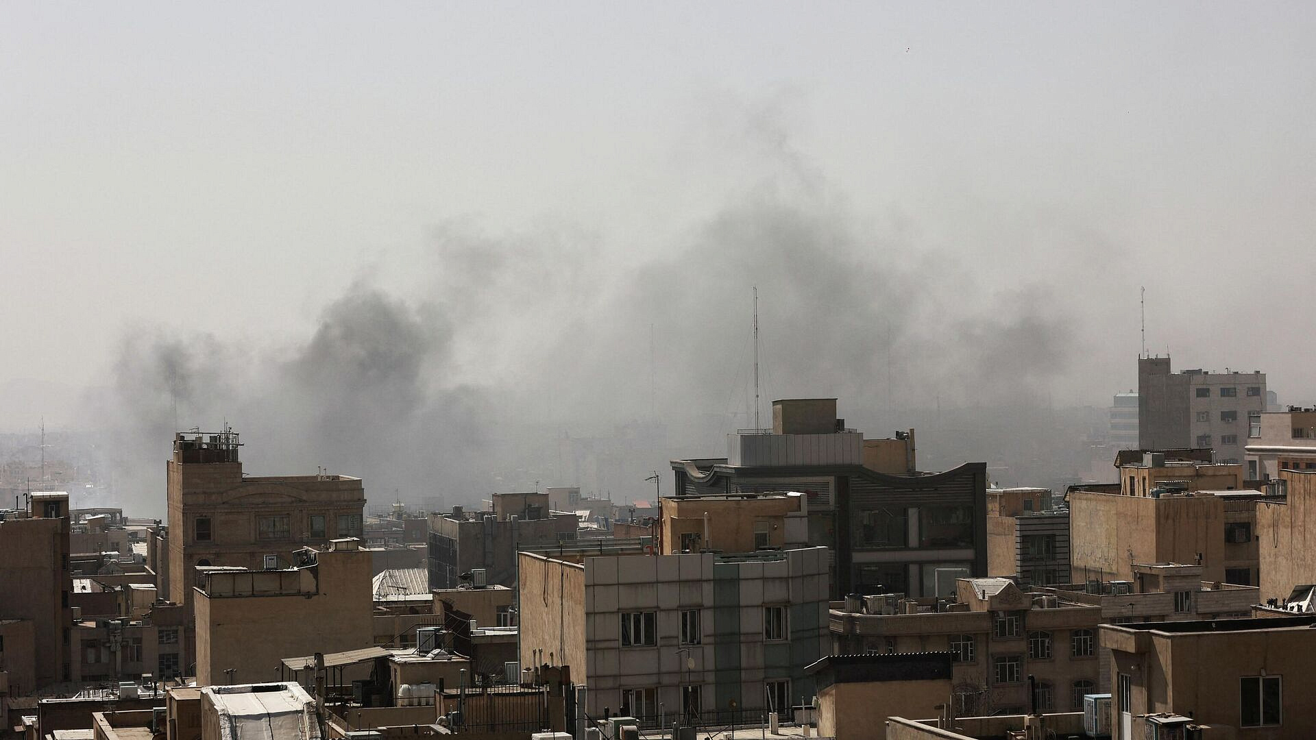 В Тегеране не прекращают греметь взрывы