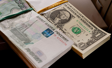 Москвич хотел обменять доллары, но получил взамен билеты банка приколов