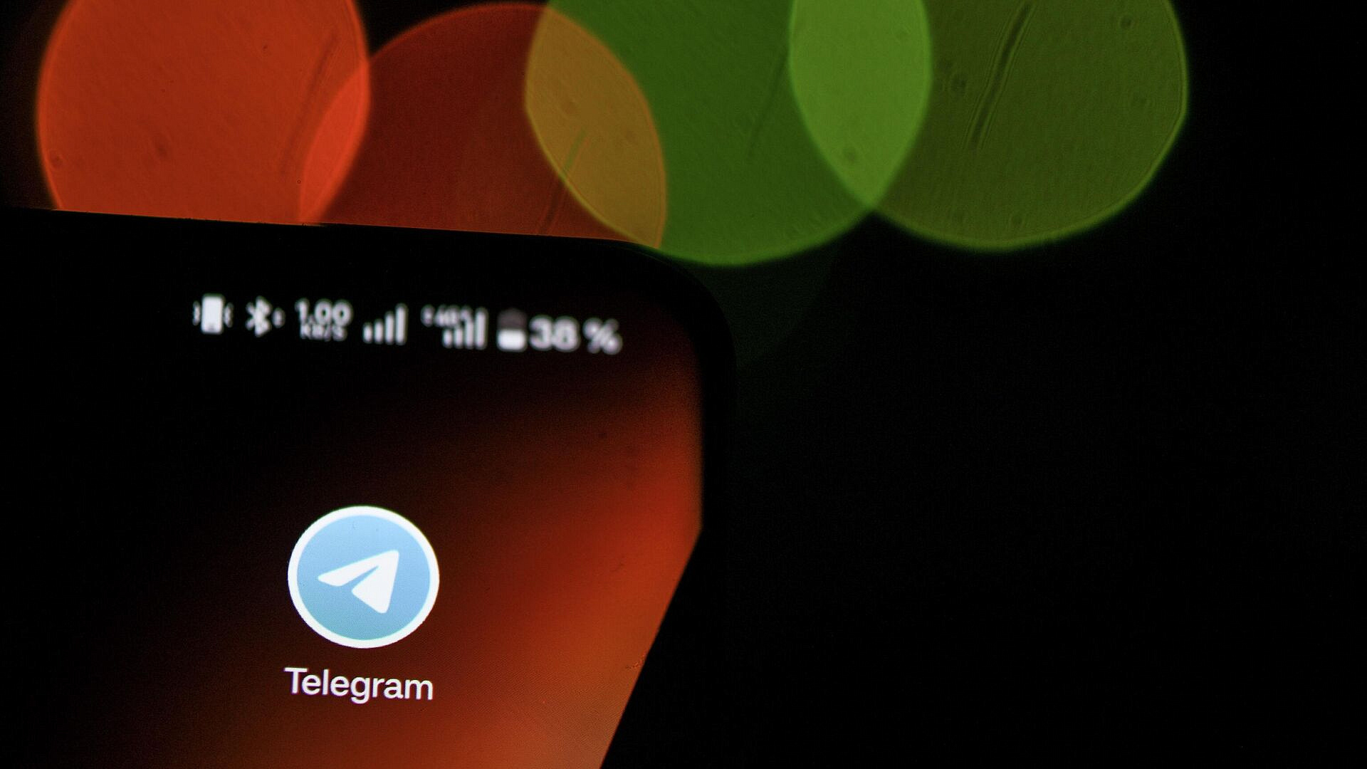 Подполье в Херсоне рассказали, кто видит переписку в WhatsApp и Telegram