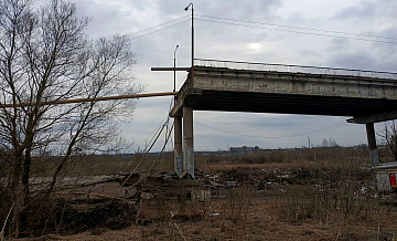 Медики эвакуируют пострадавших при обрушении моста в Смоленской области