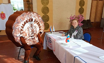 На выборах президента под Тулой проголосовал избиратель в костюме пряника