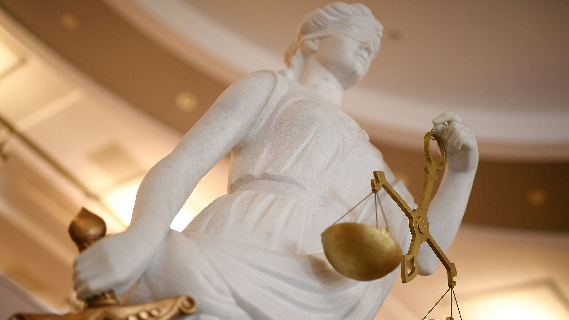 Суд закрыл заседание по делу о передаче сироты чиновнику, а не прабабушке