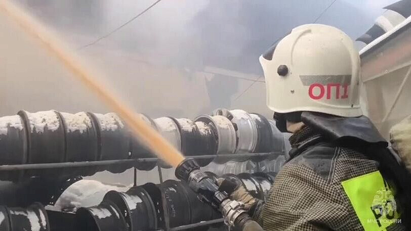 В Екатеринбурге ликвидировали пожар в здании автосервиса
