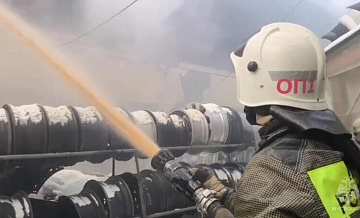 В Екатеринбурге ликвидировали пожар в здании автосервиса