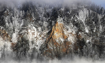 В Красноярском крае ограничили движение на автодороге после схода лавины