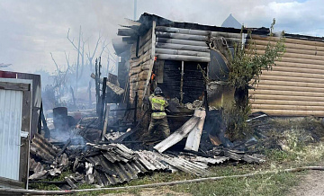 При пожаре в частном секторе в Омске погиб человек