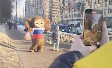 Избирателей из Пушкино на выборах президента встречает Чебурашка