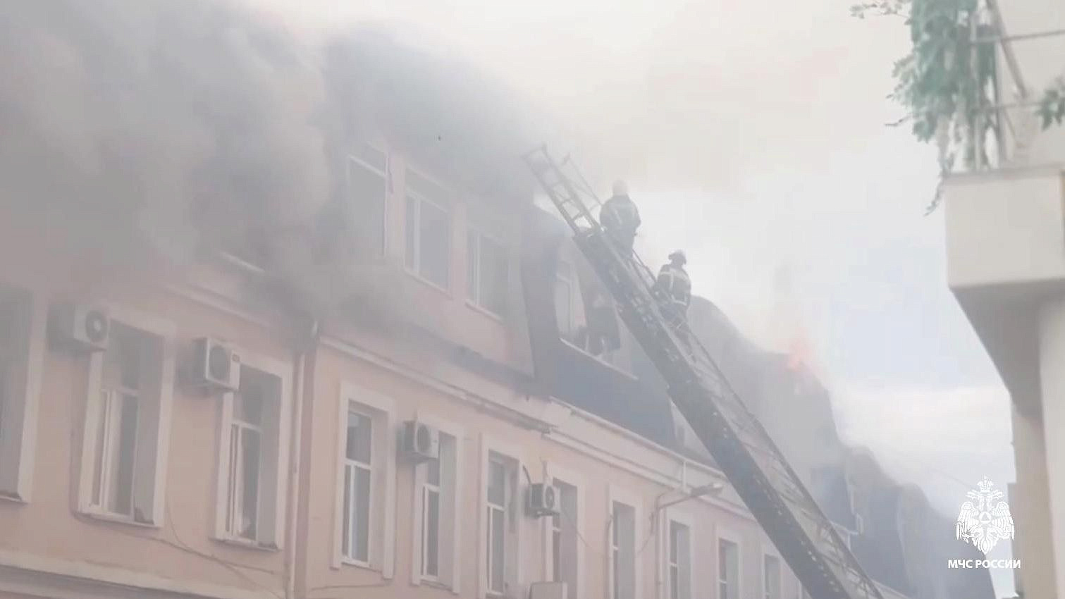 В Алуште локализовали пожар в трехэтажном офисном здании