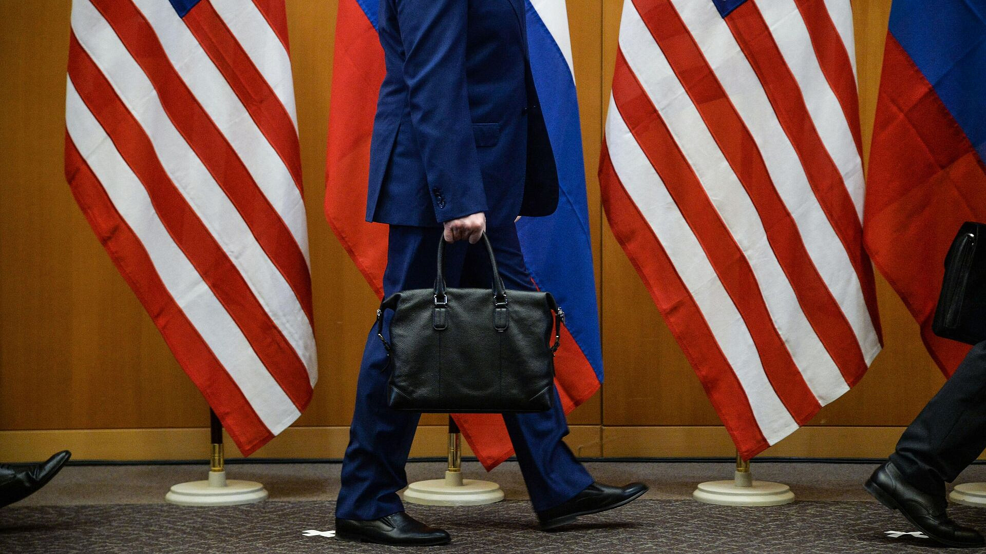 Ряд стран убеждают США в пагубности санкций против России, заявили в МИД