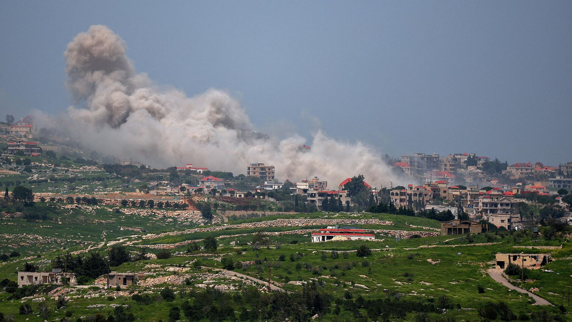 Израиль взрывает дома в пограничных ливанских поселениях, сообщил источник