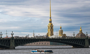 В Петербурге теплоход столкнулся с прогулочным судном