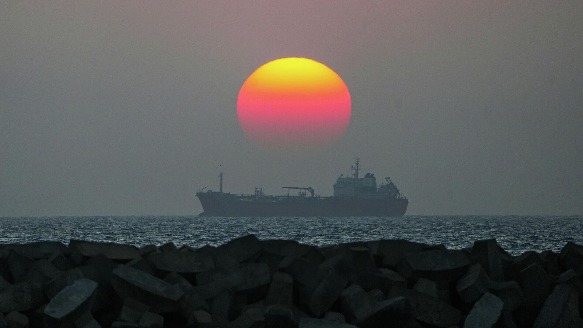Шри-Ланка начала переговоры с Россией о поставках топлива