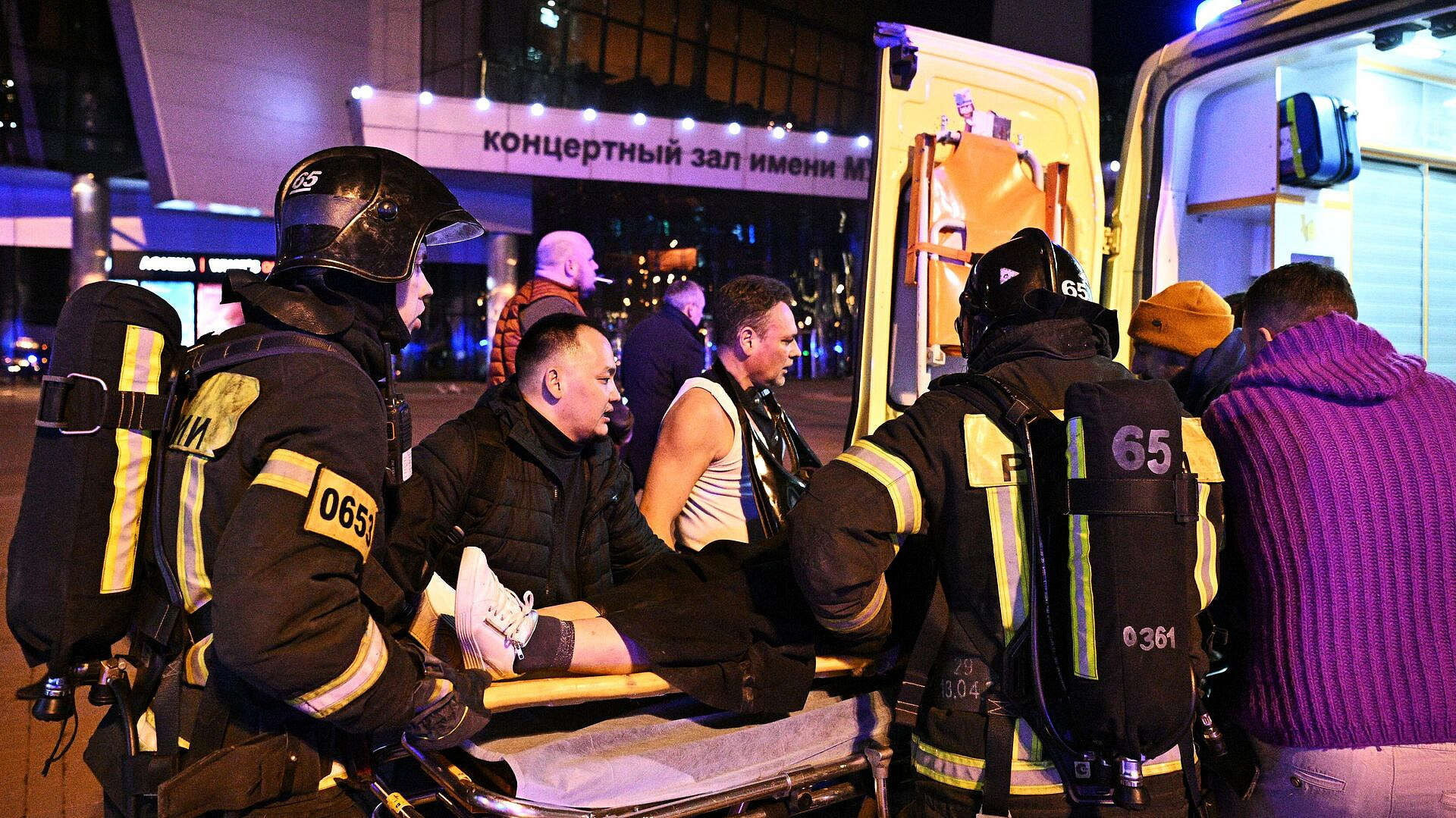 В Склиф продолжают приезжать машины скорой помощи