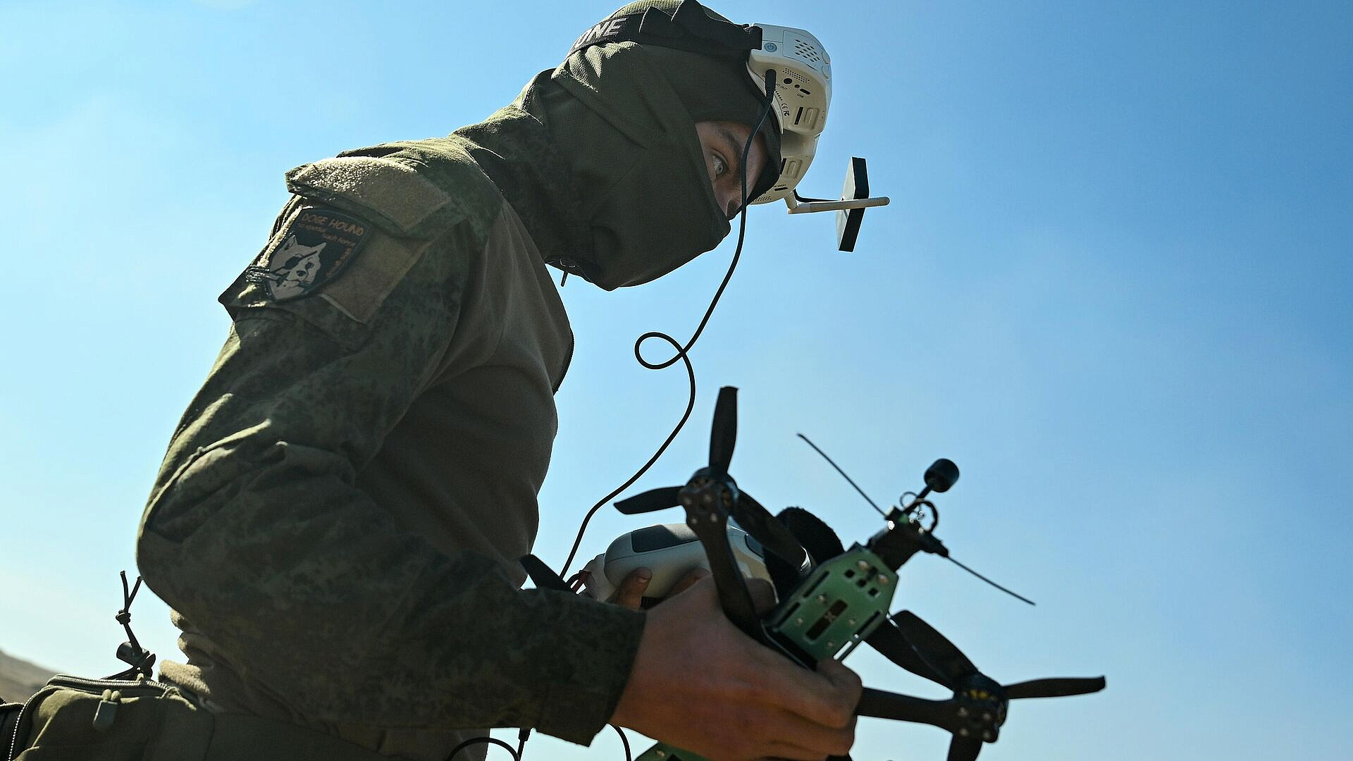 Расчеты FPV-дронов уничтожили в Сумской области замаскированную гаубицу ВСУ