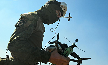 Расчеты FPV-дронов уничтожили в Сумской области замаскированную гаубицу ВСУ