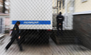 В Кузбассе мужчина ездил по городу с судебным приставом на капоте