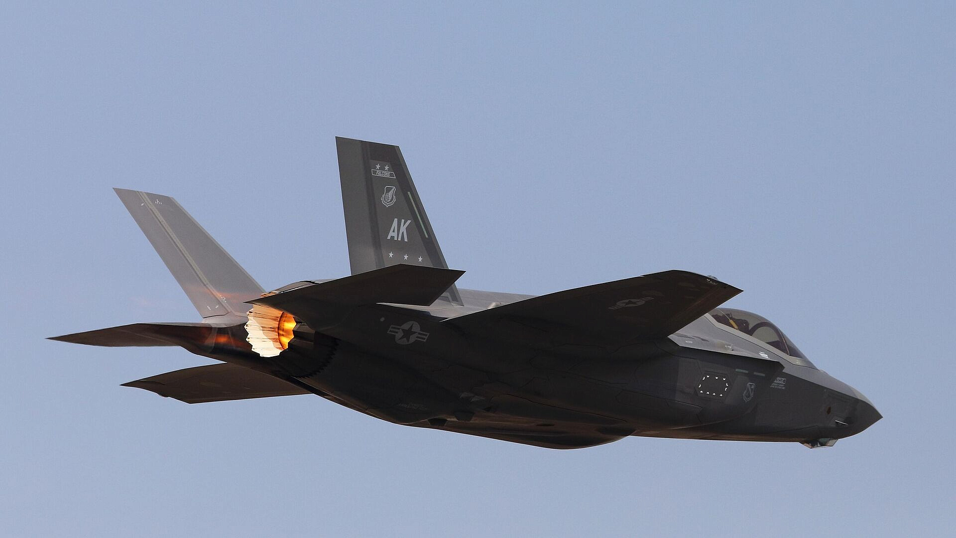 Индия осознает риски в покупке истребителей F-35, заявил Коротченко