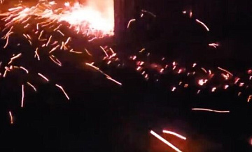 В Улан-Удэ жилые дома и постройки горят на площади трех тысяч "квадратов"