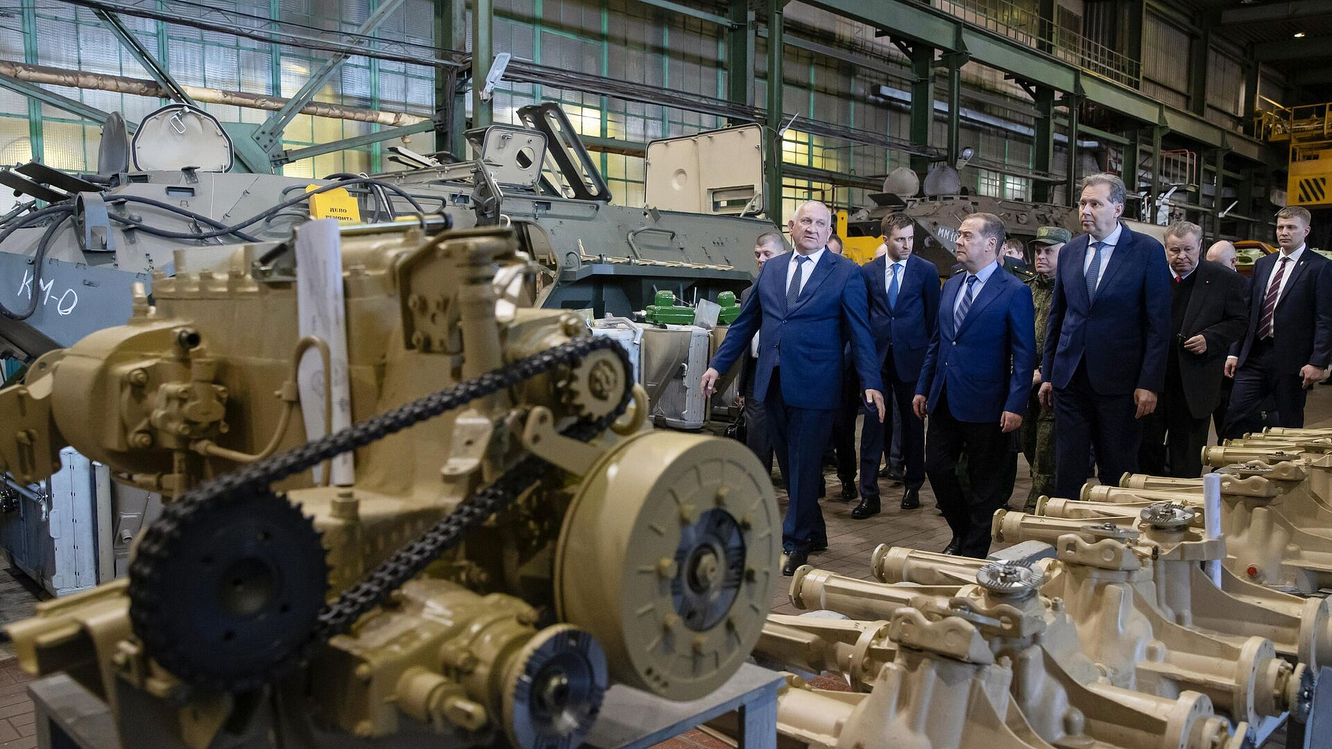 Медведев ознакомился с процессом модернизации боевых машин в Армавире