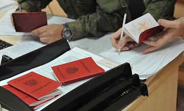 В Кремле прокомментировали рост числа желающих служить по контракту