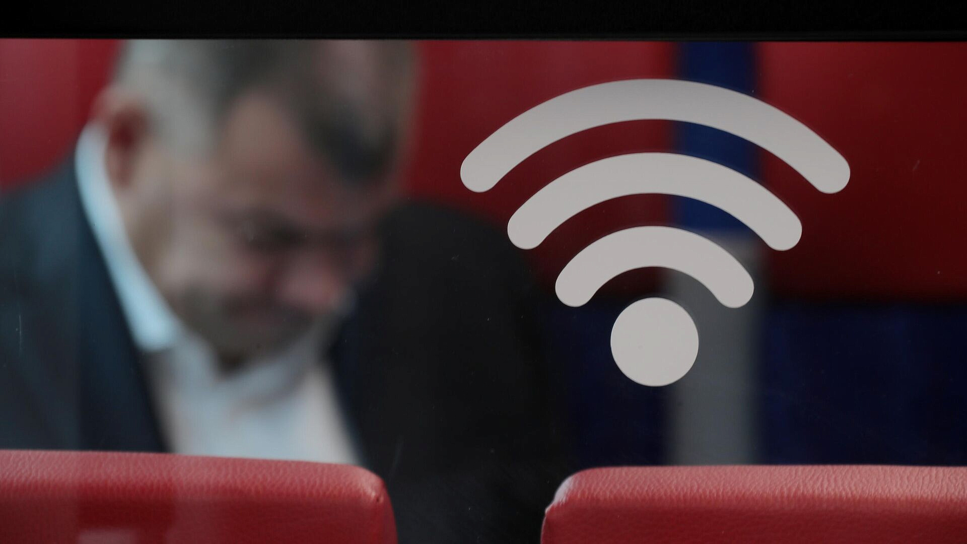 Россиянам назвали способ обезопасить подключение к общественному Wi-Fi