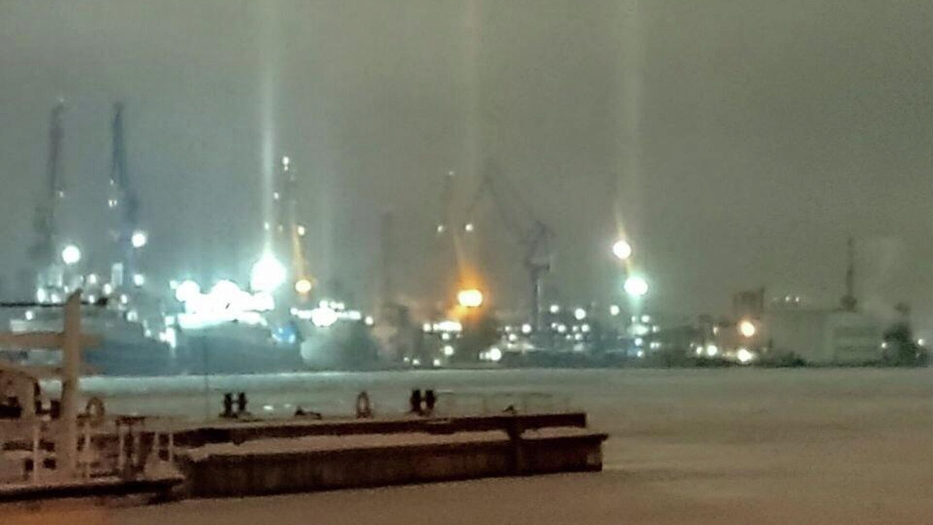 В небе над Петербургом появились световые столбы