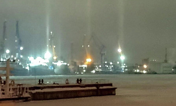 В небе над Петербургом появились световые столбы