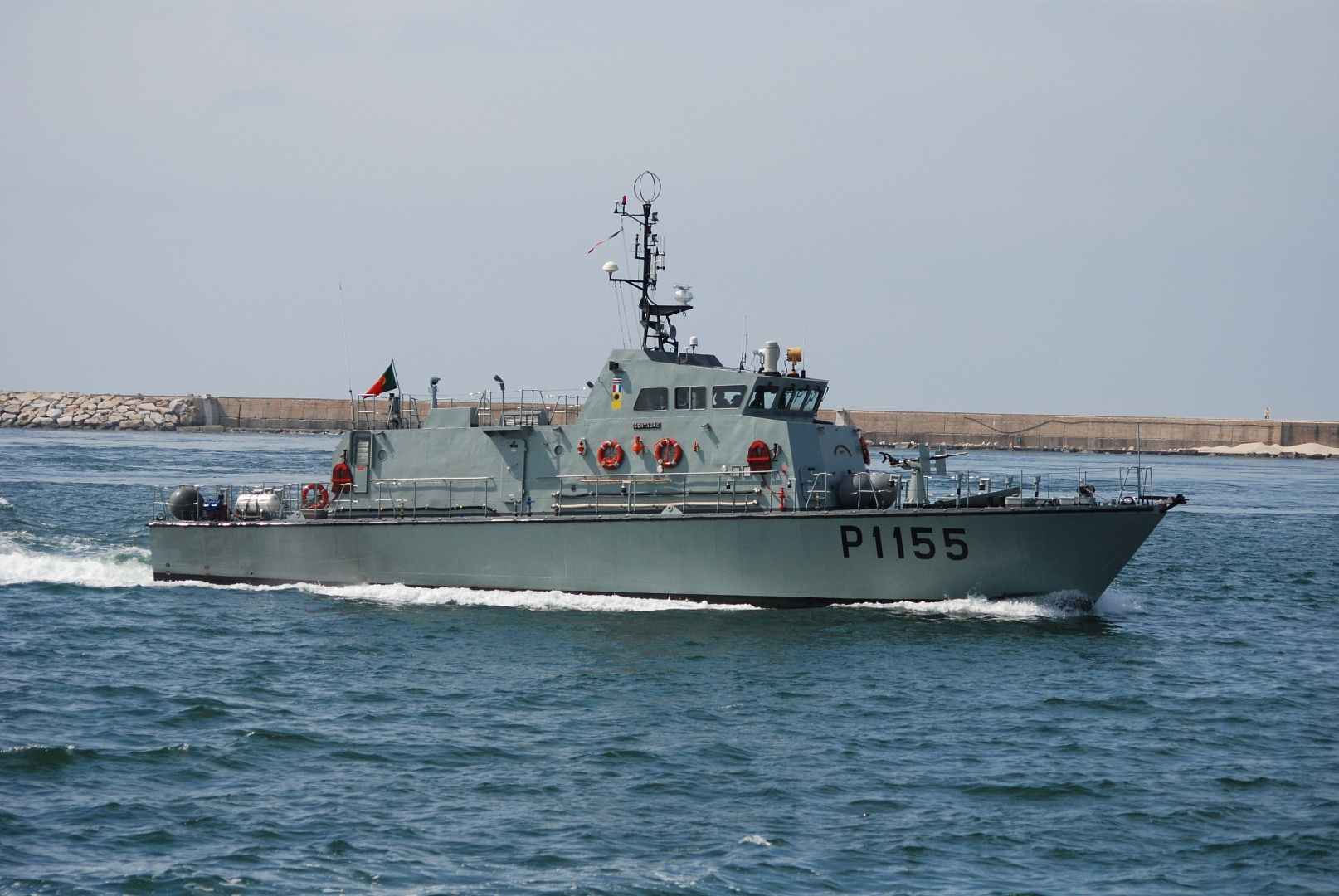 Португальские военнослужащие отказались сопровождать российское судно