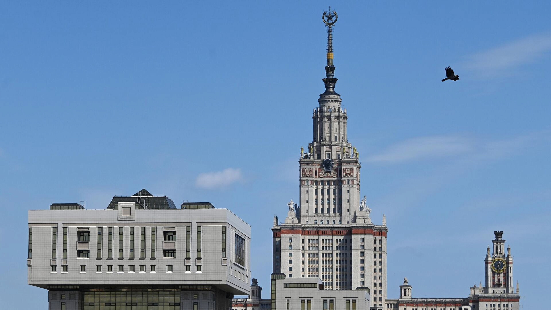 Митинг к 80-летию Победы прошел у Вечного огня МГУ