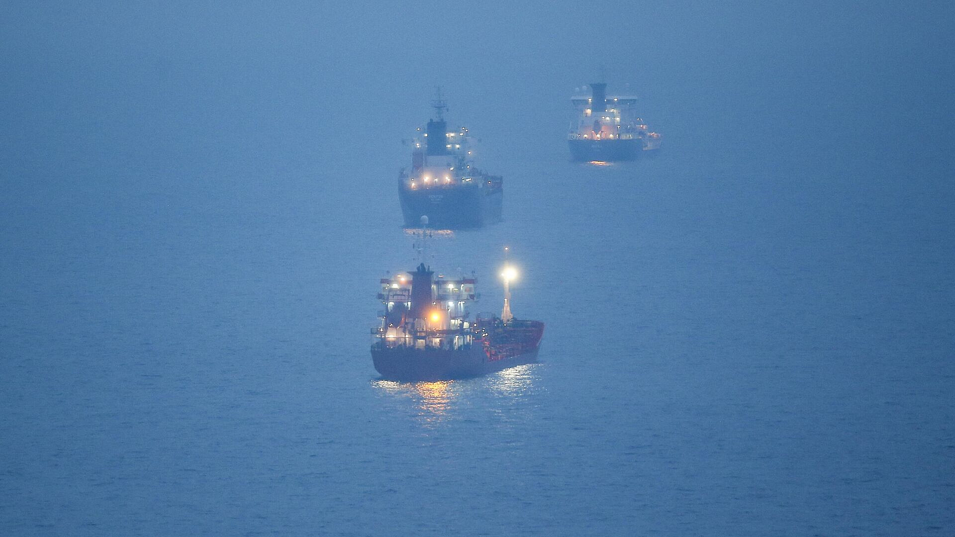 СМИ: танкеры с СПГ начали массово менять курс