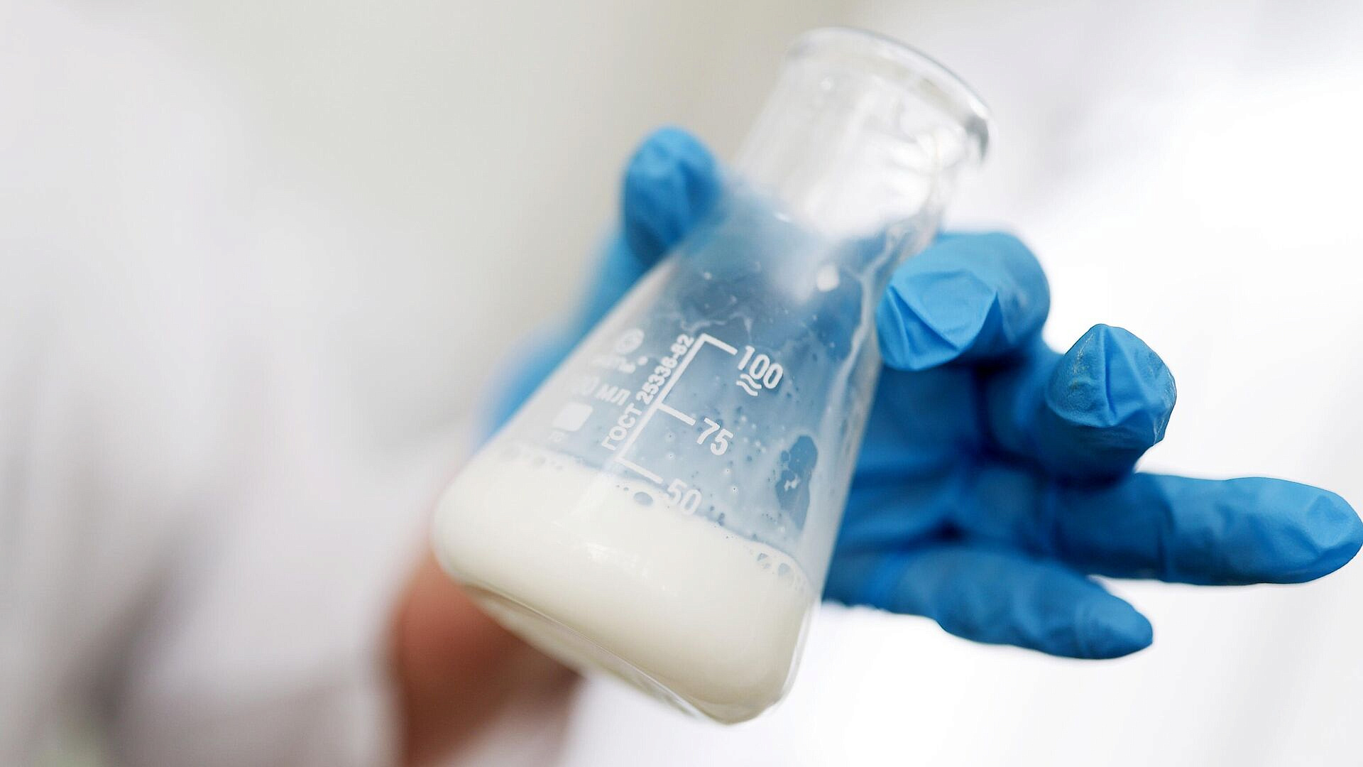 Врач рассказала, какие продукты могут стать особенно опасными в жару