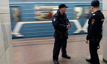 Человек оказался на путях на "зеленой" ветке метро в Москве