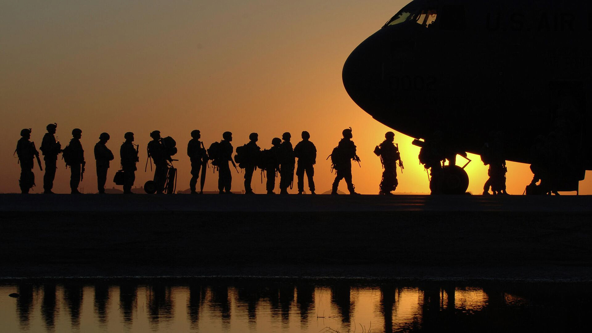 Над американскими авиабазами в Британии заметили неопознанные беспилотники