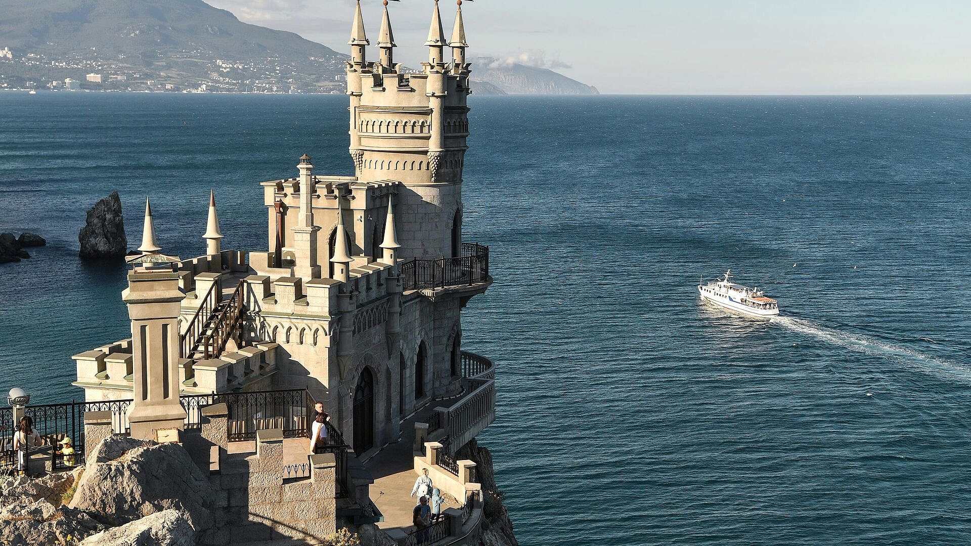 В "Ласточкином гнезде" считают, что сброшенная с балкона кошка не выжила