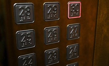 В Москве жилец дома спас ремонтника, которому лифт зажал голову