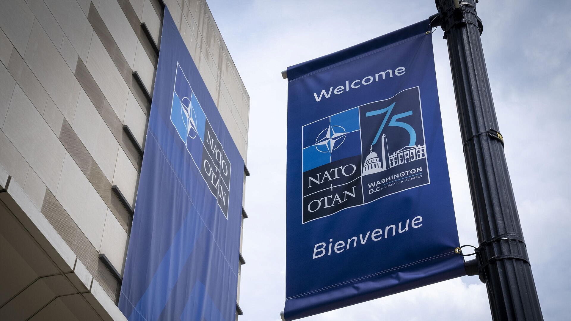 НАТО нарушает свои же уставы, заявил Путин