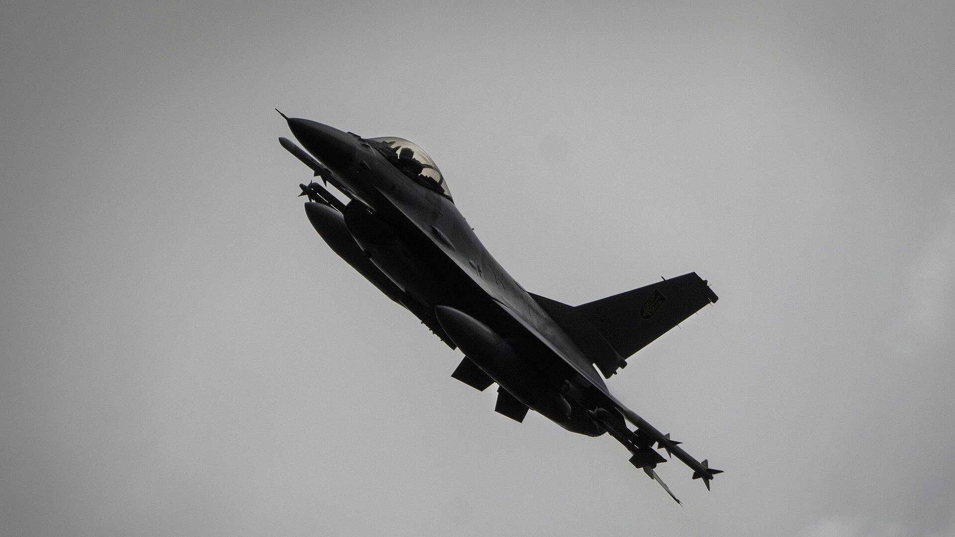     F-16     