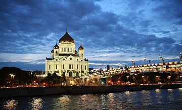 Один из павильонов у храма Христа Спасителя закрыт, видны следы разгрома