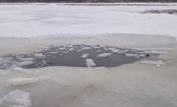 В Иркутской области машина с людьми провалилась под лед
