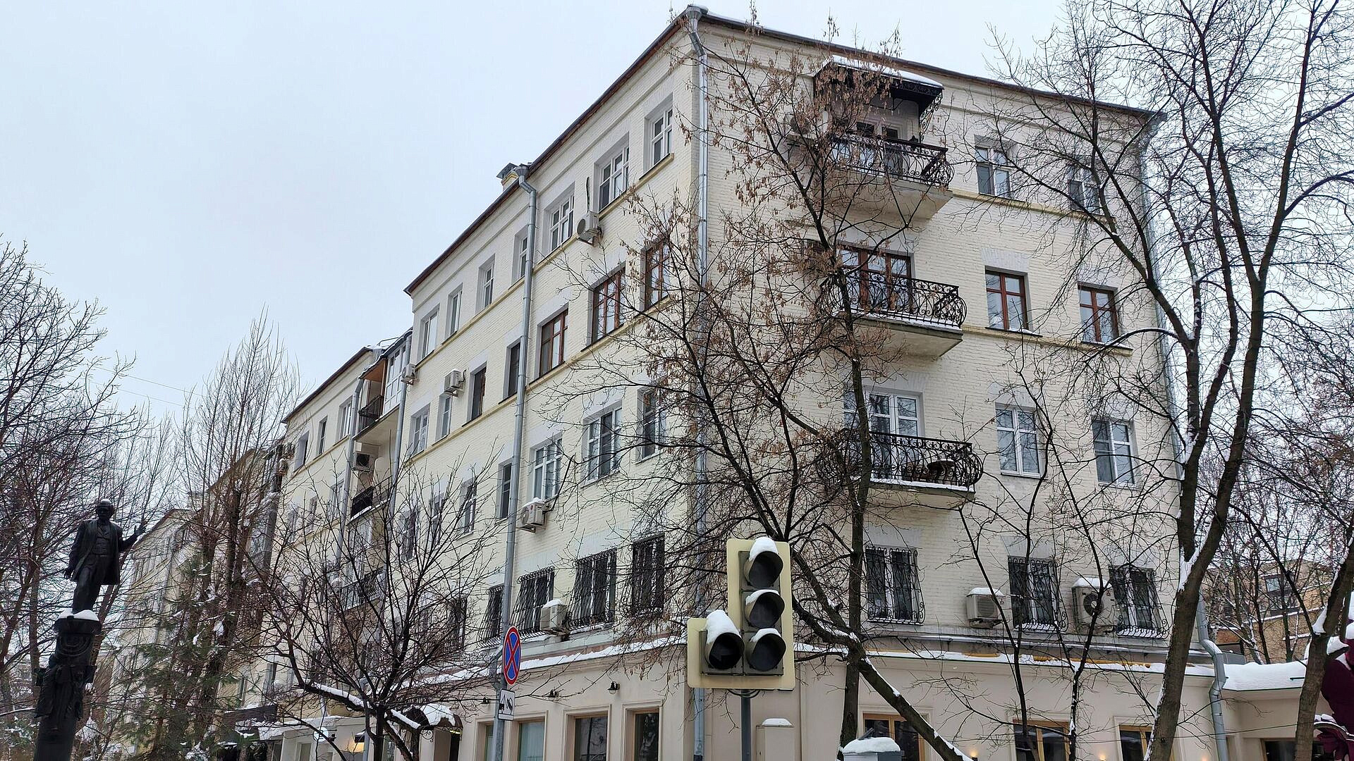 На торги выставили три нежилых помещения в центре Москвы