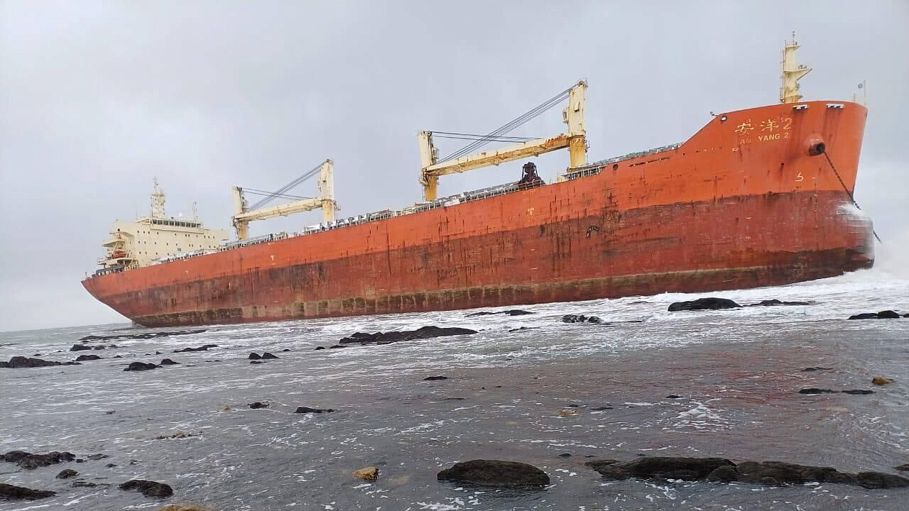 Спасатели начали установку бонов у севшего на мель у Сахалина судна