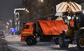 Городские службы круглосуточно ликвидируют последствия снегопада в Москве