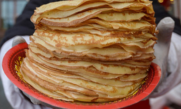 Жительница Красноярского края умерла во время конкурса по поеданию блинов