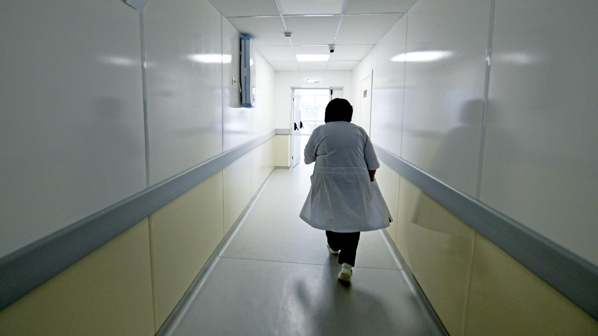 В Омске врачи удалили из мочевого пузыря пациентки камень размером с кулак