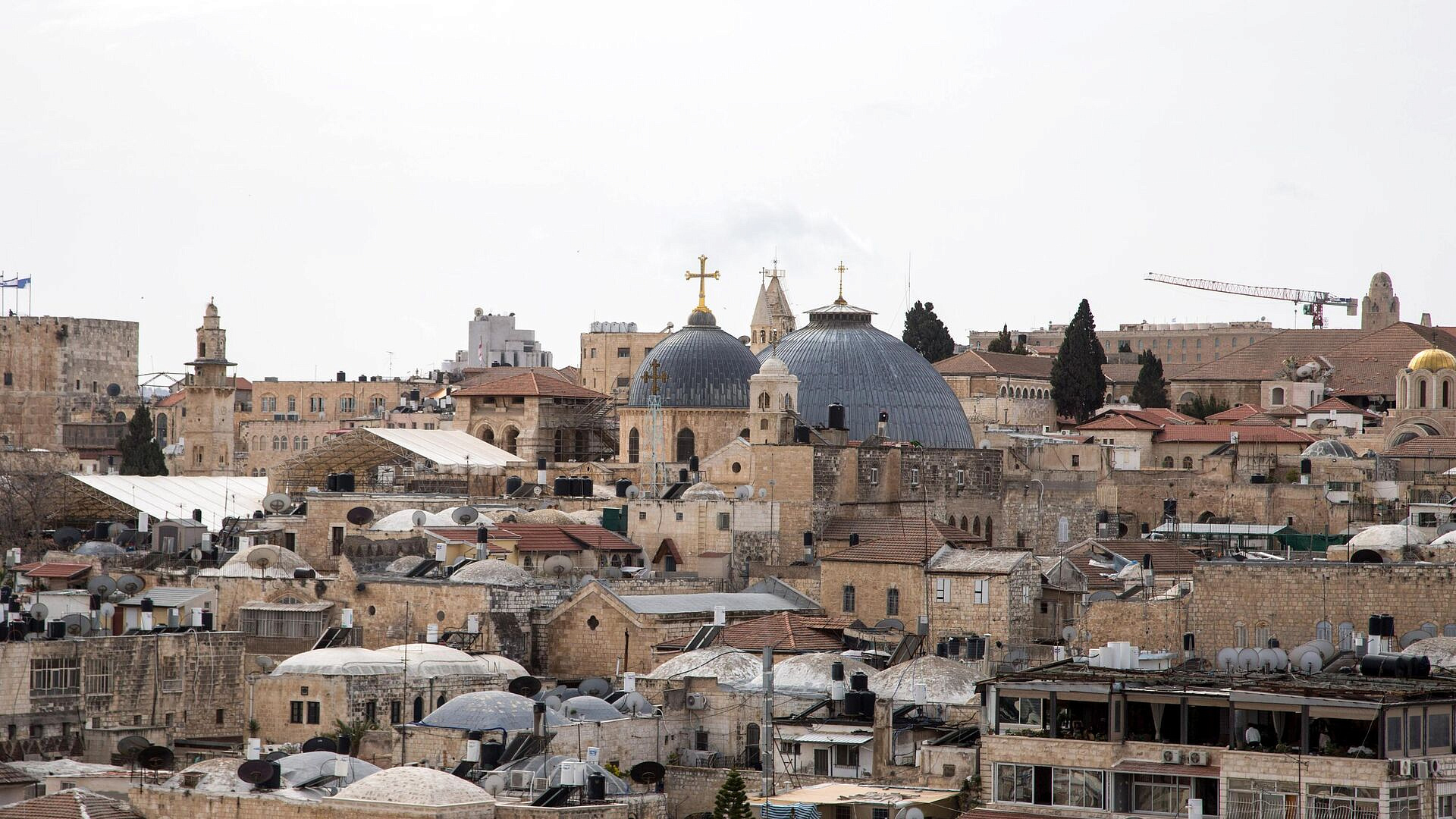 Двери храма Гроба Господня открыли перед схождением Благодатного огня