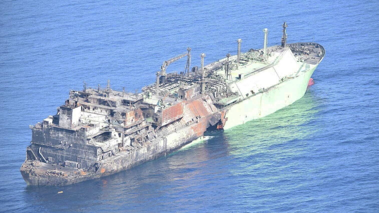 Всех членов экипажа атакованного газовоза "Арктик Метагаз" спасли