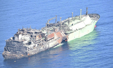 Всех членов экипажа атакованного газовоза "Арктик Метагаз" спасли