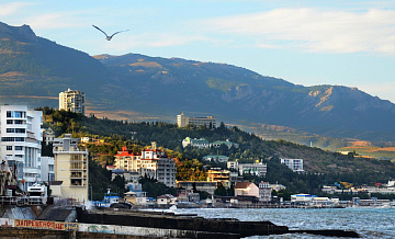 Авария на высоковольтных линиях обесточила Алушту на южном берегу Крыма