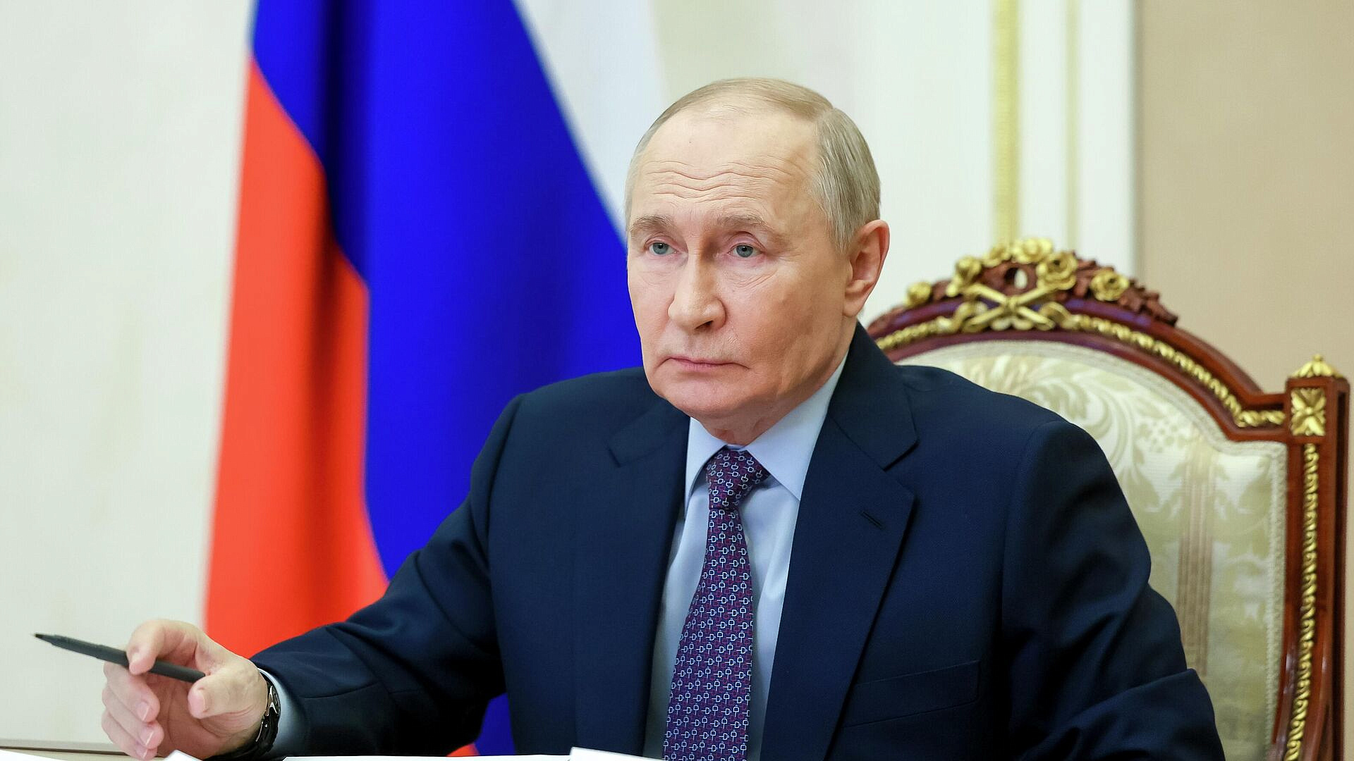 Путин пообещал обсудить с Голиковой по телефону модернизацию поликлиник