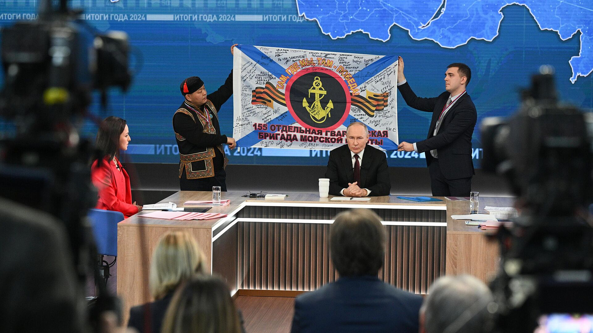 Депутат рассказал историю знамени, которое бойцы ТОФ передали для Путина